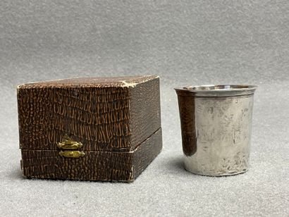 Timbale en argent en écrin. 
H. :7,5 cm....