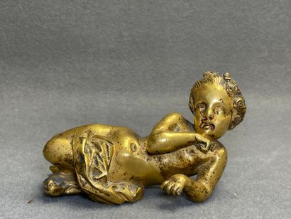 Jeune fille allongée. 
élément en bronze...