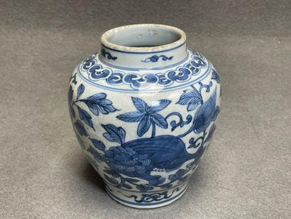 Vase en porcelaine de Chine. 
H. :16 cm....