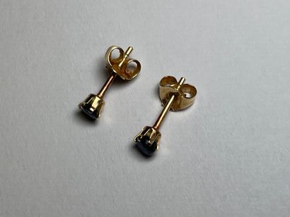 Paire de puces d'oreille en or serties de...