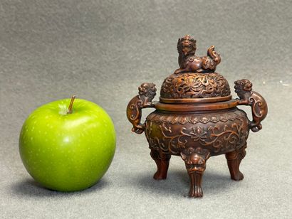 $
Brule parfum en bois sculpté. 
Chine XIX°
H....