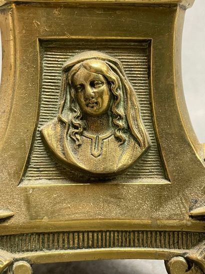Pique cierge en bronze. 
H. :28 cm.