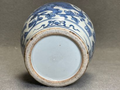 Vase en porcelaine de Chine. 
H. :16 cm....
