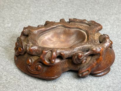 Rince-pinceaux en bois sculpté. 
Chine XIX°
4...