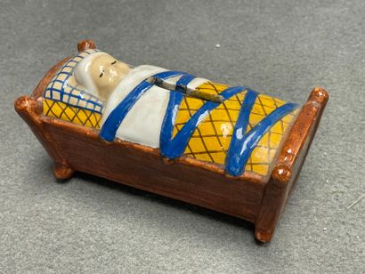 H. QUIMPER. 
Tirelire berceau en faience.
7...