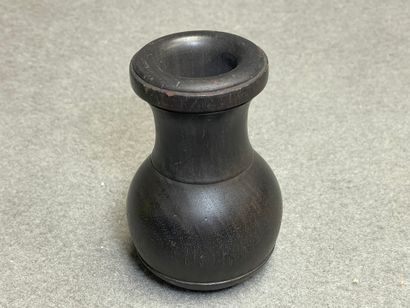 Vase en bois tourné. 
Chine
H. :10 cm. 
Signé...