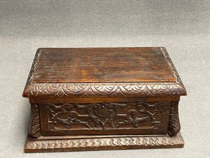 Coffre en chêne sculpté. 
16 x 35 x 21 c...
