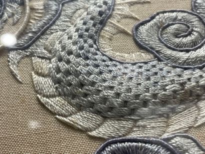 Broderie en relief à décor de dragon. 
40...
