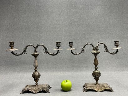 Paire de bougeoirs à deux lumières en métal...