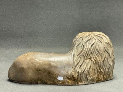 Lion en pierre sculptée moderne.
Monogrammé.
19...