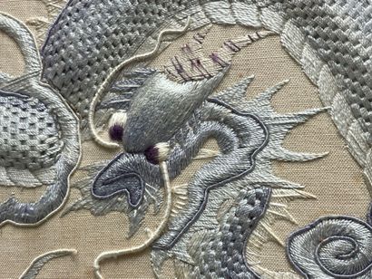 Broderie en relief à décor de dragon. 
40...