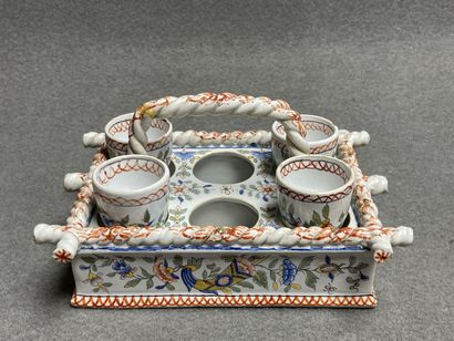 Oeufrier en faïence de Desvres à décor ROUEN,
Manquent...