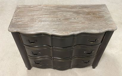 Commode à façade en arbalète ouvrant à trois...