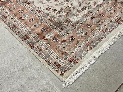 Tapis d'orient tissé main. 
280 x 190 cm...