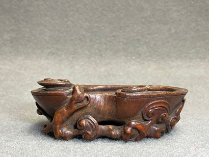 Rince-pinceaux en bois sculpté. 
Chine XIX°
4...