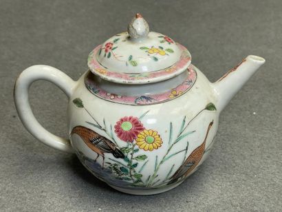 Théière en pocelaine de Chine. 
H. :12 cm....