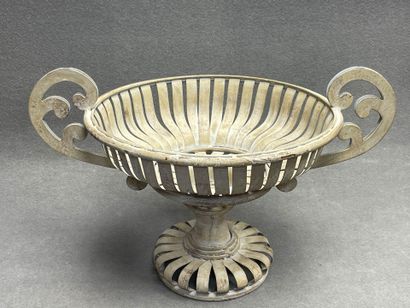 Urne ajourée en métal patiné. 
H. :38 cm....