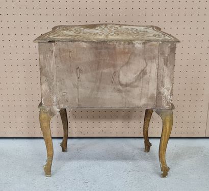 Petite commode à deux tiroirs en bois patiné...