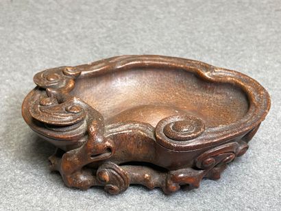 Rince-pinceaux en bois sculpté. 
Chine XIX°
4...