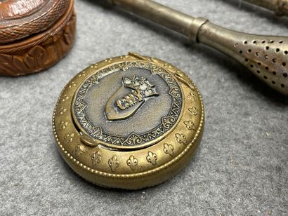 Lot d'objets de vitrine: 
Boites, pailles...