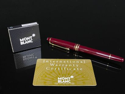 MONTBLANC Stylo plume bordeaux avec cartouches...