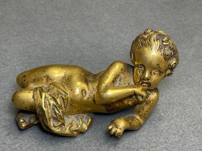 Jeune fille allongée. 
élément en bronze...