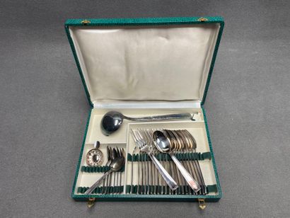 Ménagère de couverts en métal argenté: Douze...