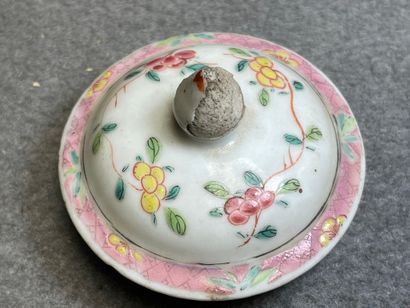 Théière en pocelaine de Chine. 
H. :12 cm....