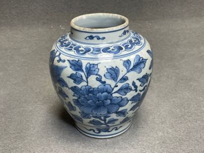 Vase en porcelaine de Chine. 
H. :16 cm....