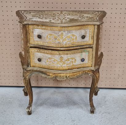 Petite commode à deux tiroirs en bois patiné...
