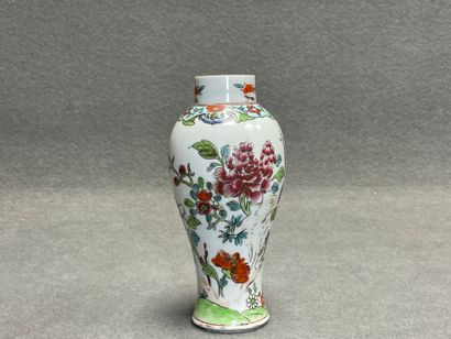 Vase en porcelaine de Chine. 
H. :19 cm.