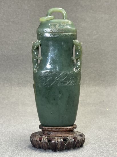 Vase couvert en pierre dure sculptée sur...
