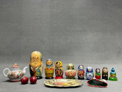 Lot de poupées Russe, théière, oeufs et plateau...