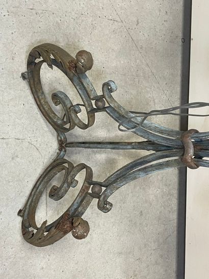 Lampadaire en fer forgé. 
années 1940
H....