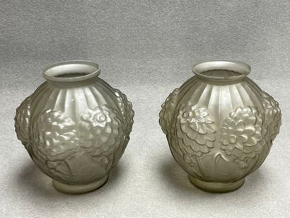 Paire de vases en verre moulé fumé à décor...