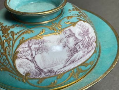 Bol couvert sur pied en porcelaine allemande...