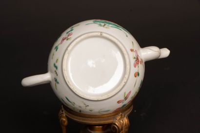 Théière en porcelaine de Chine et support...