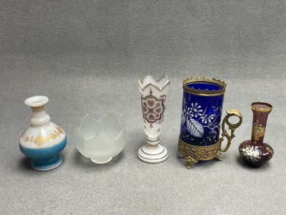 Lot de verrerie et opaline:
Vases, chope,...