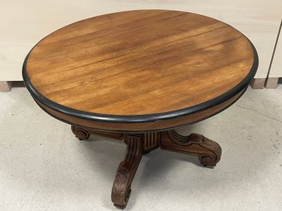 Table ronde à pied central
Style Louis XIII...