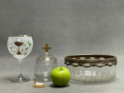Lot comprenant:
Salière baptismale, verre...