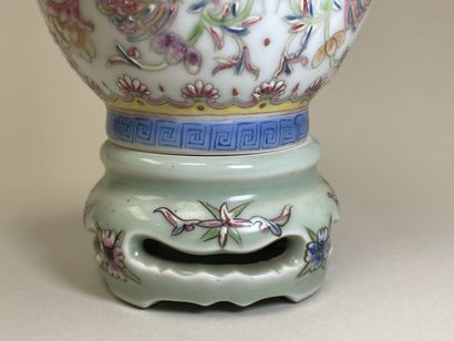 Vase en porcelaine à décor polychrome de...