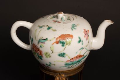 Théière en porcelaine de Chine et support...