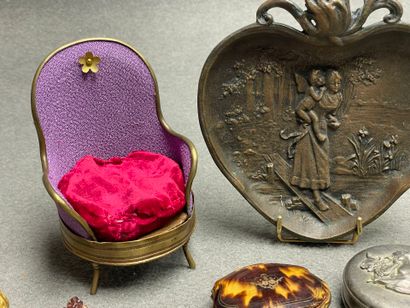 Lot de bibelots comprenant:
Coupe en bronze,...