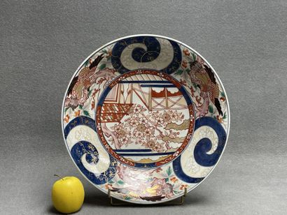JAPON. 
Grand plat en porcelaine
D. :37 cm....