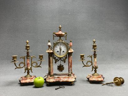 Garniture de cheminée comprenant une pendule...