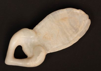 Scarabée à tête humaine en pierre dure sculptée....