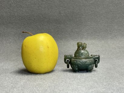 Pot couvert en pierre dure sculptée. 
H....