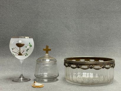 Lot comprenant:
Salière baptismale, verre...