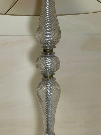 Lampadaire en métal courbé doré et fût en...
