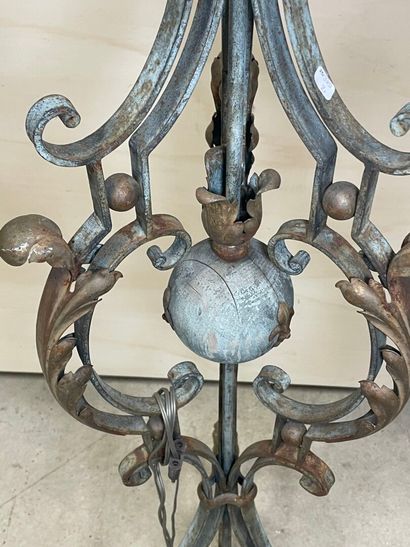 Lampadaire en fer forgé. 
années 1940
H....